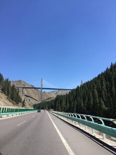 山间公路 蓝天绿树相伴