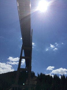 阳光下的桥梁与蓝天白云