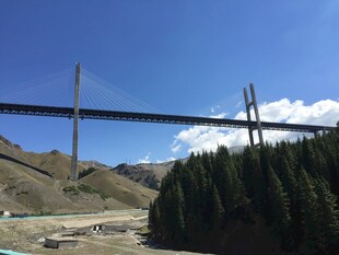 高山上的宏伟桥梁景观