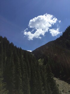 山间蓝天飘着洁白云朵