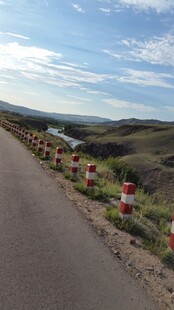 蜿蜒公路旁的旷野风光