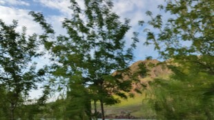 山间绿树蓝天风景图