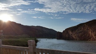 夕阳下的山水美景