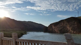 夕阳下的山水美景