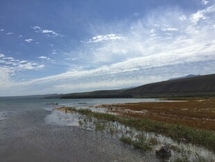 湖畔风光 蓝天白云草地