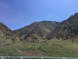 青山绿野间的自然风光