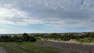 广袤原野上的蓝天白云