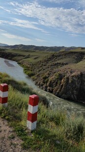 公路旁的红白警示柱与风景