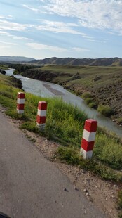 公路旁的红白警示柱