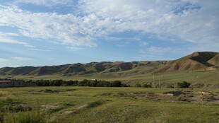 广袤草原与远处山丘景观