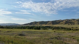 广袤草原与远山风景