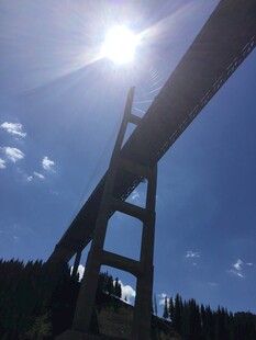 阳光下的高架桥