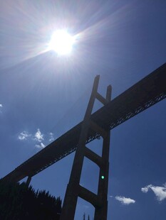 阳光下的高架桥