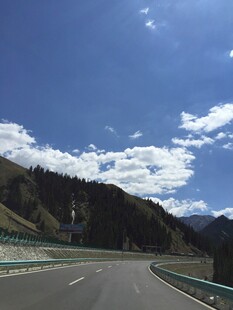 山间公路 蓝天白云美景