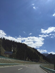 山间公路 蓝天白云美景