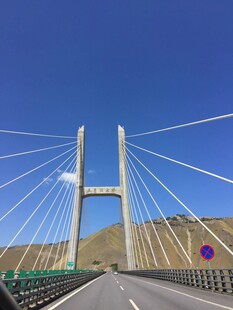 壮丽斜拉桥横跨开阔天地