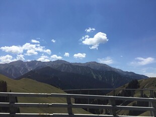 公路边的壮美山景