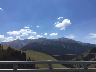 蓝天白云下的壮美山景