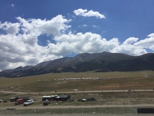 公路边的壮美山川与白云