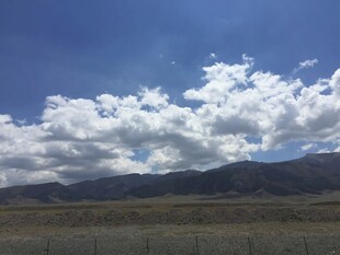 蓝天白云下的远山风景