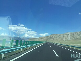 公路驰骋 远山蓝天相伴