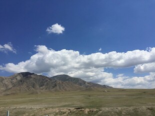 蓝天草原远山壮美风光