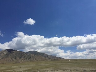 蓝天草原间的壮美山峦