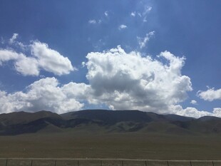 蓝天白云下的壮阔山脉