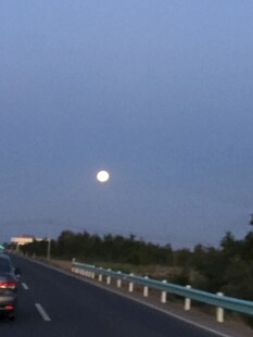 公路月夜行车美景