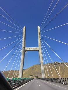 壮观斜拉桥横跨开阔地带