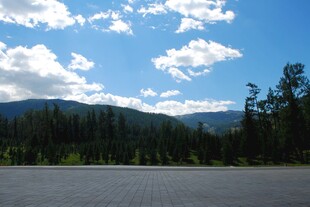 蓝天山林下的开阔路面