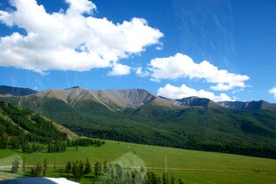 草原山峦蓝天美景如画