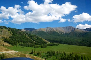 草原山峦间的蓝天白云