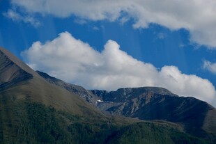 蓝天白云下的壮美山峦
