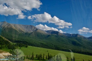 草原山峦间的蓝天白云