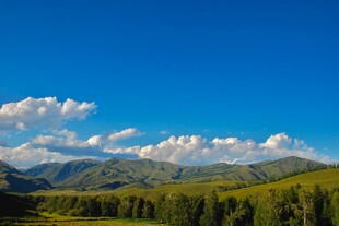 蓝天绿野间的壮美山峦