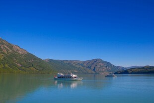 湖光山色中的游船美景
