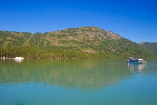 青山绿水间的静谧湖面
