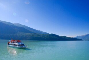 湖上游船赏秀丽山水风光
