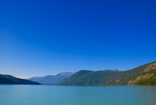 宁静湖景与远山蓝天