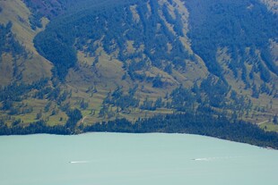 高山下的静谧湖水