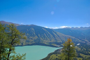 高山环抱的碧绿湖泊