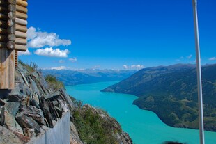 高山俯瞰下的蓝湖美景