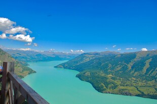 俯瞰碧绿湖水与壮丽山峦