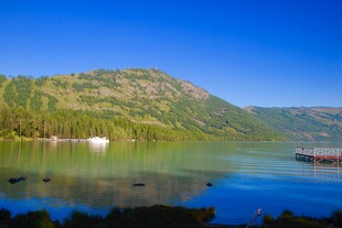 宁静山水间的美丽湖景