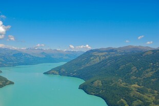 美丽湖景与山峦风光