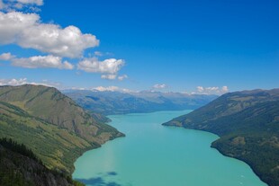 高山间的碧蓝色秀丽湖泊