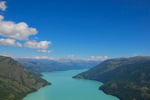高山环抱的碧绿湖泊