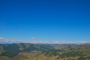 蓝天之下的连绵山峦