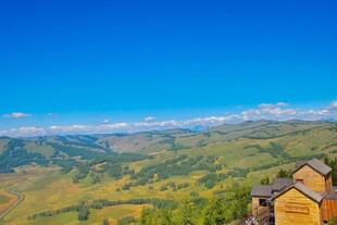 山间小屋与壮丽风景